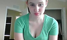 Amatur berambut merah dengan puting bengkak menggembirakan dirinya di webcam