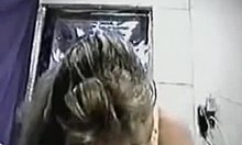 Amaterska blondinka daje vroč oralni POV na vlaku v tem vročem videu