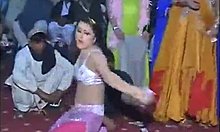 Pakistanské dievčatá tancujú zmyselne v nahých polohách