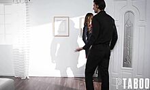 टीन फ्लाइट अटेंडेंट आइला डोनोवन एक टैबू वीडियो में एक अजनबी द्वारा चोदी जाती है।