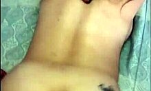 Hjemmelaget video av en kåt MILF som får sin store rumpe knullet og fylt med sæd