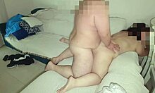 Baculatá přítelkyně s velkým zadkem si užívá drsný sex na gauči