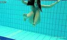 Katy Sorokas nage nue au bord de la piscine en bas de maillot rouge