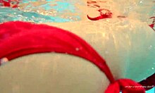 Кати Сорокас се гола купа поред базена у црвеном бикинију