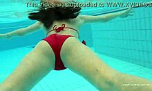 Katy Sorokas nahá u bazénu v červených bikinách