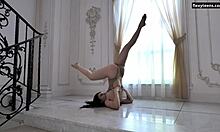 Даша Гага, татуирана тийнейджърка със зашеметяваща физика, изпълнява акробатични движения на пода