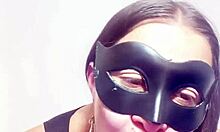 Amatérské video, jak přítelkyně masturbuje s krémovým povrchem