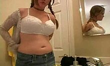 O adolescentă amatoare cu sâni mari se tachinează cu sutienul ei în baie