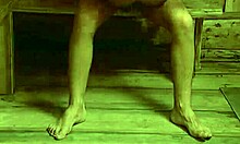 लंबी टांगों वाली महिला सॉना में एक युवक को अपने साथ यौन संबंध बनाने के लिए मनाती है।