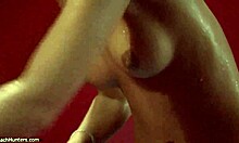 Si pirang basah memamerkan tubuhnya dan terlihat seksi saat bercinta