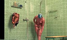 Худенькая любительница демонстрирует свое мокрое голое тело в душе (HD-вуайерист)