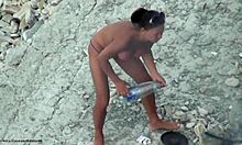बस्टी हार्डबॉडी हॉटी एक समुद्र तट पर टॉपलेस पोज देती हुई।
