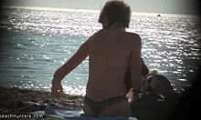 Blondi-tukkainen nudisti strippaus rannalla