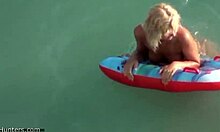 Une blonde amateur montre son corps serré dans l'eau