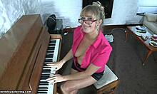 Zrela klavirka in njeni amaterski poskusi zapeljevanja