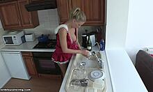 Iubita blondă roșcată se ridică și spală vasele, arătând fierbinte