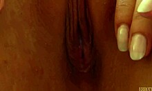 Кафява коса мачка гърдите си по време на мастурбация