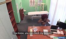 Špionážní kamera sexu s sexy ebenovou pacientkou Jasmine Webb