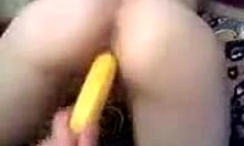 Il fidanzato mette la banana nella figa della sua ex ragazza