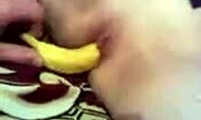 Бойфренд засунул банан в киску бывшей подруги