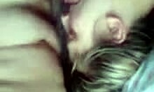 Una ragazza sensuale succhia un cazzo in una clip porno amatoriale