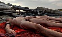 Una coppia francese si impegna in una masturbazione reciproca su una spiaggia pubblica di nudisti in Grecia, con contenuti espliciti