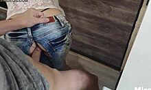 Amatorskie jeansy barmanów zostają rozerwane podczas intensywnej sesji seksu
