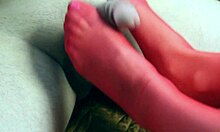 Parole sporche e feticismo dei piedi si scontrano in questo video hot con una bionda con i tacchi