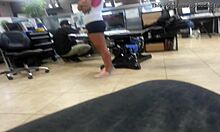 टैटू वाली किशोरी अपनी गांड को स्टॉकिंग्स में फैलाती है