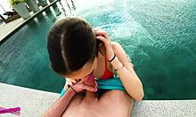 Аматерска тинејџерка добија кремпи на базену на крову од огромног пениса