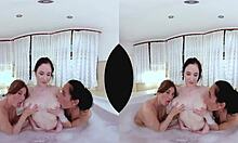 Nagy mellekkel és játékokkal rendelkező leszbikusok együtt fürdenek