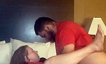 Een grote zwarte lul en een schattige tiener hebben hete seks in een hotelkamer