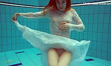 De sappige kont van Diana Zelenkina in een openbaar zwembad