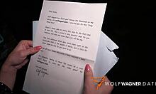 Een geile amateurvrouw heeft een blind date met Wolf Wacker met kunstborsten
