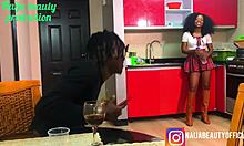 Naija güzellik ve kardeşinin arkadaşı ile mutfakta şehvetli seks