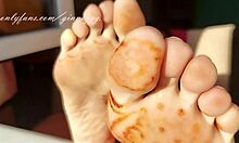 Geniet van de verbluffende femdom voeten van je minnares in deze zelfgemaakte video