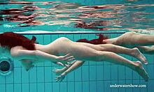 Młodzież w bikini bawi się pod wodą