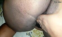 Ebony babe dengan vagina merah muda mendapat penetrasi ganda di pantat