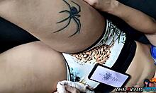 A mellkas szőke Lorrany Exotica keményen megbaszott a tetováló művésznek szeme láttára
