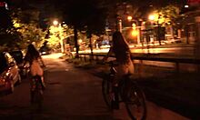 Νεαρή ερασιτέχνης οδηγεί γυμνό ποδήλατο στους δρόμους της πόλης - Dollscult