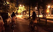 Νεαρός οδηγεί γυμνό ποδήλατο σε δημόσιο χώρο - dollscult