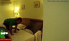 Casal excitado faz sexo oral e oral na câmera escondida de um quarto de hotel
