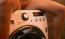 A nagy mellekkel rendelkező tinédzser intenzív orgazmust él át vibráló mosógépet használva