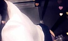 Amateur-Teenager genießt Analsex und fährt einen Dildo in einem öffentlichen Aufzug