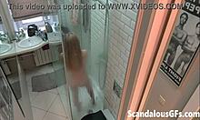 Mladá priateľka s malými prsiami sa vyzlieka v sprche