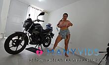 Remaja Brasil Lauren Latina mendapatkan pantat besarnya doggystyle di atas sepeda motornya di Kolombia