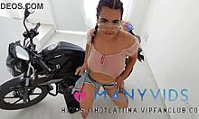 Бразилската тийнейджърка Лорън Латина получава кучешки стил на големия си задник на мотора си в Колумбия