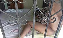 Venezuelská callgirl láka svojho suseda svojím nahým telom