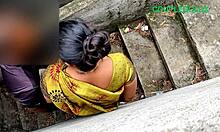 Индијска жена ужива у сексу са снагом на отвореном