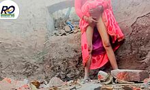 A nagy mellekkel rendelkező indiai feleség maszturbál a férjével vidéken